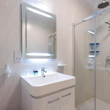 Mediterranean Living Right By The 公寓